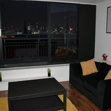Penthouse - Amazing Skyline Views - Balcony - Free Extra 2 - Free Parking - Utilita Arena - Bullring Shopping - New St Station- Super King Size Bed Birmingham