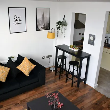 Penthouse - Amazing Skyline Views - Balcony - Free Extra 2 - Free Parking - Utilita Arena - Bullring Shopping - New St Station- Super King Size Bed Birmingham