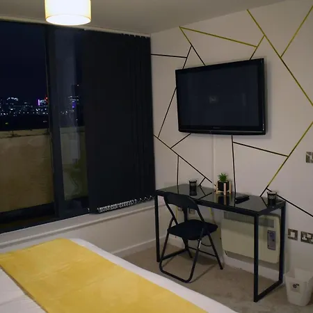 Apartament Penthouse - Amazing Skyline Views - Balcony - Free Extra 2 - Free Parking - Utilita Arena - Bullring Shopping - New St Station- Super King Size Bed *
