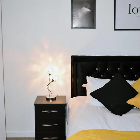 Apartament Penthouse - Amazing Skyline Views - Balcony - Free Extra 2 - Free Parking - Utilita Arena - Bullring Shopping - New St Station- Super King Size Bed