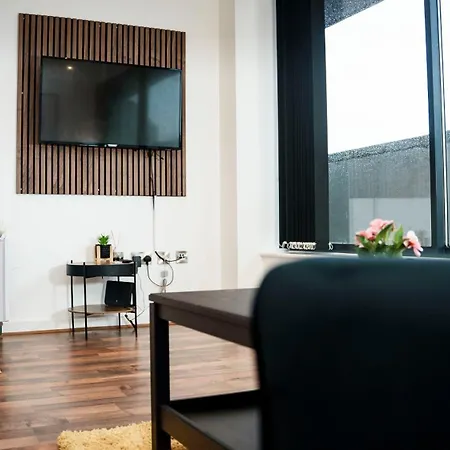 Penthouse - Amazing Skyline Views - Balcony - Free Extra 2 - Free Parking - Utilita Arena - Bullring Shopping - New St Station- Super King Size Bed * Birmingham