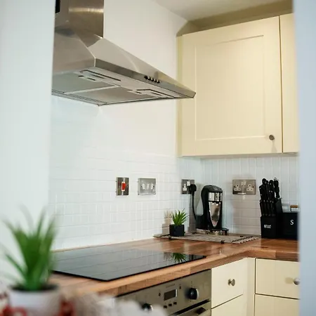 Penthouse - Amazing Skyline Views - Balcony - Free Extra 2 - Free Parking - Utilita Arena - Bullring Shopping - New St Station- Super King Size Bed * Birmingham