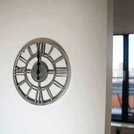 Apartament Penthouse - Amazing Skyline Views - Balcony - Free Extra 2 - Free Parking - Utilita Arena - Bullring Shopping - New St Station- Super King Size Bed