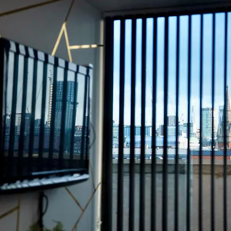 Apartament Penthouse - Amazing Skyline Views - Balcony - Free Extra 2 - Free Parking - Utilita Arena - Bullring Shopping - New St Station- Super King Size Bed *
