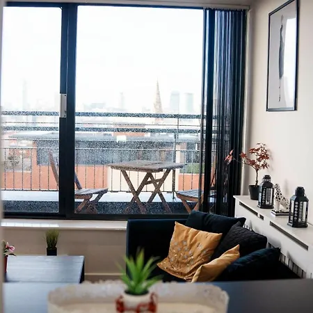 Penthouse - Amazing Skyline Views - Balcony - Free Extra 2 - Free Parking - Utilita Arena - Bullring Shopping - New St Station- Super King Size Bed Apartament *