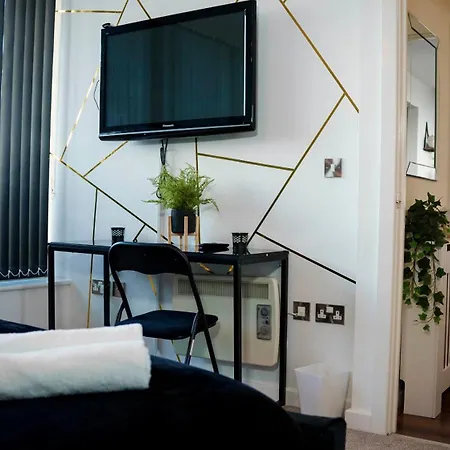 Penthouse - Amazing Skyline Views - Balcony - Free Extra 2 - Free Parking - Utilita Arena - Bullring Shopping - New St Station- Super King Size Bed * Birmingham